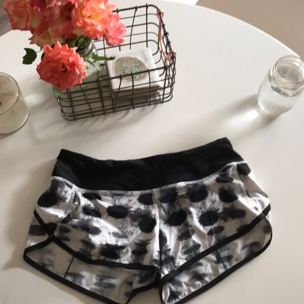🍋🍋Lululemon Run speed short in “Seaside dot” sz6